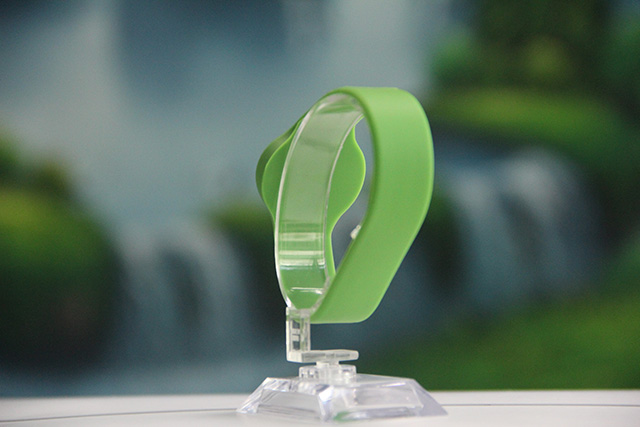 織嘜腕帶在制作過程中粘結(jié)的方法 織嘜腕帶在制作過程中粘結(jié)的方法