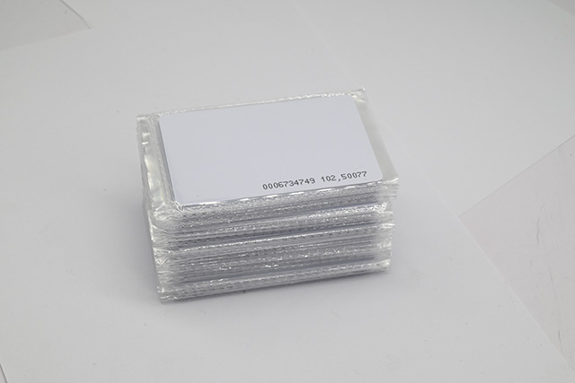 RFID系統(tǒng)主要由讀寫器、應(yīng)答器和后臺(tái)計(jì)算機(jī)組成