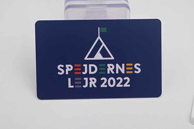 制作鑰匙扣卡時(shí)的過uv工藝是什么呢？有了之后，有什么效果呢？